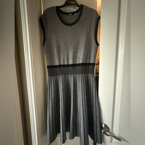 Tahari Gray and Black Sleeveless Fit-and-Flare Knit Dress Large